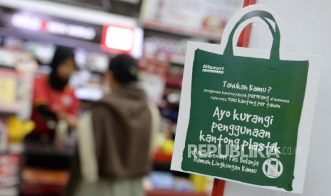 Kantong Plastik. Pramuniaga melayani konsumen di salah satu mini market di Jagakarsa,Jakarta Jumat (1/3).