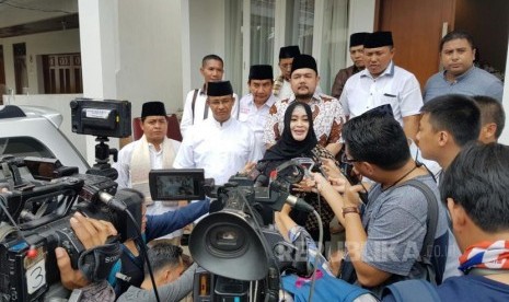 inisiator Bang Japar Fahira Idris, saat mempertemukan para jawara dan pengacara dengan Pasangan Anies-Sandi. 