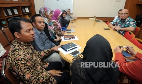 Komisioner KPAI Bidang Hak Sipil dan Partisipasi Anak Jasra Putra (kedua kiri)