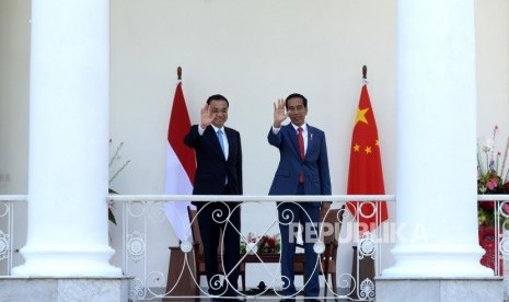 Terima Kunjungan PM RRT. Presiden Joko Widodo (kanan) bersama Perdana Menteri Cina Li Keqiang melambaikan tangan kepada jurnalis di Beranda Istana Bogor, Jawa Barat, Senin (7/5).