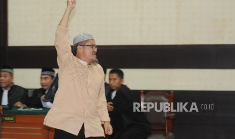 Terdakwa Jon Riah Ukur Ginting atau Jonru  menjalani sidang putusan kasus ujaran kebencian di Pengadilan Negeri Jakarta Timur, Jumat (2/3).