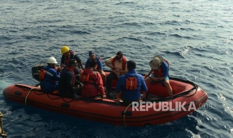 Sejumlah petugas SAR gabungan bersiap melakukan pencarian saat proses evakuasi pesawat Lion air JT 610 di Perairan Karawang, Jumat (2/11).