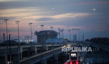 Skytrain melintas di terminal 3 Bandara Soekarno-Hatta, Jakarta, Selasa (26/12).