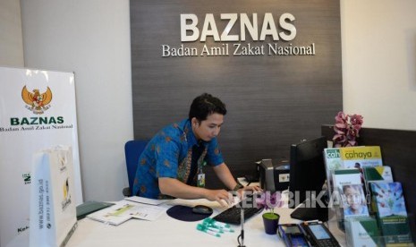 Target Penghimpunan Zakat Baznas. Petugas melayani muzaki membayarkan zakat di kantor palayanan Baznas, Jakarta. ilustrasi