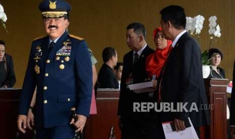 Panglima TNI Marsekal TNI Hadi Tjahjanto bergegas untuk menghadiri Sidang Tahunan MPR, di Kompleks Parlemen, Senayan, Jakarta, Kamis (16/8).