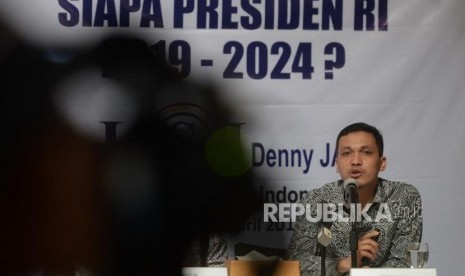 Peneliti LSI Denny JA, Ardian Sopa, menyampaikan paparan dalam konferensi pers hasil temuan dan analisis survei nasional bertajuk 