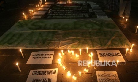 Several community members gathered at Suropati Park, Central Jakarta for a candlelight vigil to honor bombings victims, Monday (May 14)..