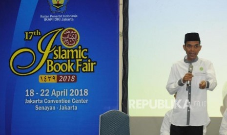 Ustaz Abdul Somad saat memberikan tausiyah pada acara Tabligh Akbar di Jakarta Convention Center (JCC), Jakarta, Kamis (19/4).