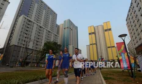 Sejumlah atlet peserta Asian Games 2018 beraktivitas di Wisma Atlet, Kemayoran, Jakarta, Senin (13/8).