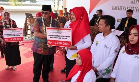 Kemenkop UKM Serahkan Bantuan untuk 12 Wirausaha Pemula di Cianjur. (FOTO: Kemenkop dan UKM)