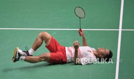 Pebulutangkis Indonesia Anthony Sinisuka Ginting mengalami cidera pada pertandingan final cabang bulutangkis nomor beregu putra Asian Games 2018 melawan Cina di Stadion Istora Senayan, Jakarta, Rabu (22/8).