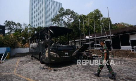 Dugaan Kekerasan saat Aksi September Diadukan ke Komnas HAM. Foto: Satu unit bus milik Yonif Mekanis 202 serta satu buah kendaraan roda empat yang terbakar pasca aksi 24 september 2019 di Lapangan Tembak Perbakin, Senayan, Jakarta, Rabu (25/9/2019).(Thoudy Badai)