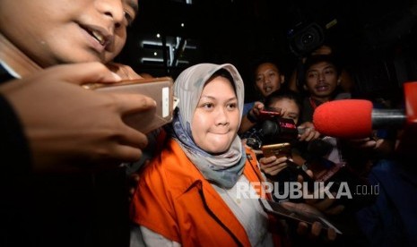 Bupati nonaktif Bekasi Neneng Hassanah Yasin memberikan keterangan kepada media usai menjalani pemeriksaan di gedung KPK, Jakarta, Senin (22/10).