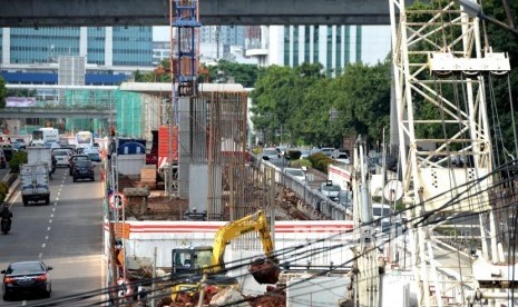 Proyek pengerjaan pembangunan LRT di kawasan Kuningan, Jakarta, Senin (18/12).