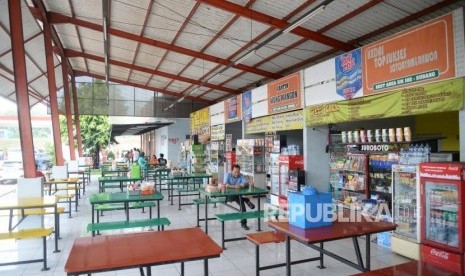 Siap Tampung Pemudik. Kondisi rest area 102 di Tol Cikampek - Palimanan, Jawa Barat, Jumat (1/6).