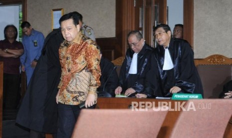 Terdakwa kasus  tindak pidana korupsi KTP Elektronik  Setya Novanto usai berdiskusi dengan penasehat hukum saat menjalani persidangan yang beragendakan pembacaan putusan di Pengadilan Tindak Pidana Korupsi (Tipikor), Jakarta, Selasa  (24/4).