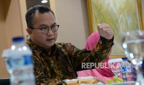 Rektor Institut Pertanian Bogor (IPB) Arif Satria memberikan penjelasan saat berkunjung ke kantor Republika, Jakarta, Jumat (5/10).