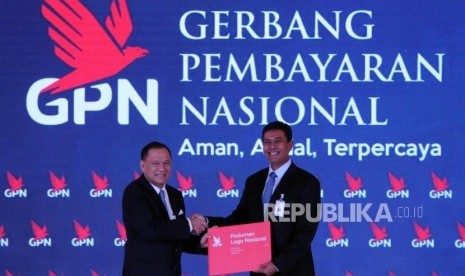 Gubernur Bank Indonesia Agus DW Martowardojo berjabat tangan dengan Ketua Asosiasi Sistem Pembayaran Indonesia (ASPI) Anggoro Eko Cahyo (dari kiri) saat peresmian  Gerbang Pembayaran Nasional (GPN) beberapa waktu lalu.