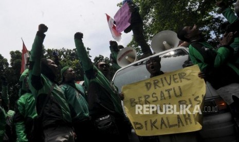 Sejumlah pengemudi ojek online melakukan aksi demo.