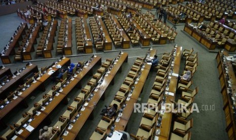 Sejumlah anggota DPR mengikuti Rapat Paripurna di Kompleks Parlemen, Senayan, Jakarta, Selasa (17/9).