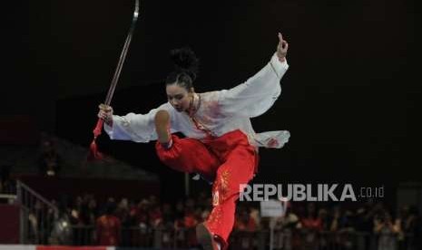 Atlet wushu Indonesia Lindswell Kwok beraksi di cabang wushu nomor taijijian Asian Games 2018 di Kemayoran, Jakarta, Senin (20/8).