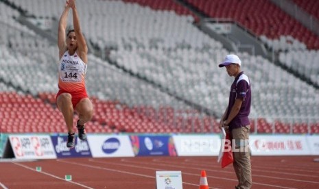 Atlet Lompat Jauh Indonesia Maria Natalia Londa bertanding dalam final lompat Jauh Putri pada ajang 18th Asian Games Invitation Tournament  di Stadion Utama Gelora Bung Karno, Senayan, Ahad (11/2).