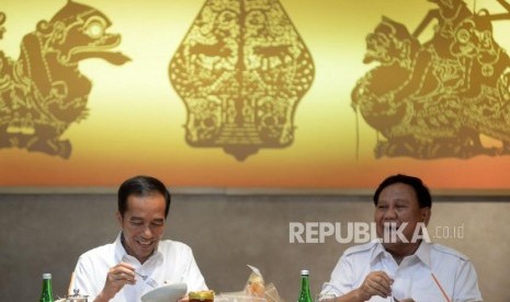 Presiden Joko Widodo bersama dengan Ketua Umum Partai Gerindra Prabowo Subianto saat pertemuan di FX Senayan, Jakarta, Sabtu (13/7).