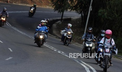 Pemudik melintas di Jalan Raya Bandung - Garut, Kabupaten Bandung, Jawa Barat (ilustrasi)