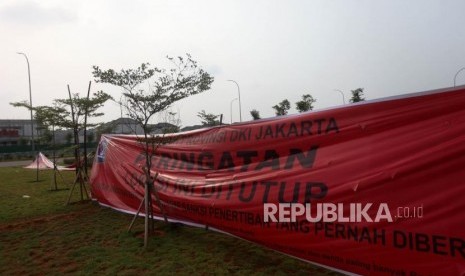 Spanduk penutupan terpampang didepan pintu masuk Reklamasi Pulau D, Teluk Jakarta, Kamis (7/6).