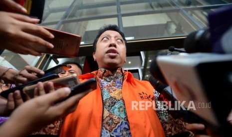 Tersangka kasus dugaan suap seleksi pengisian jabatan di Kementerian Agama Romahurmuziy memberikan keterangan usai menjalani pemeriksaan di Gedung KPK, Jakarta, Jumat (22/3).