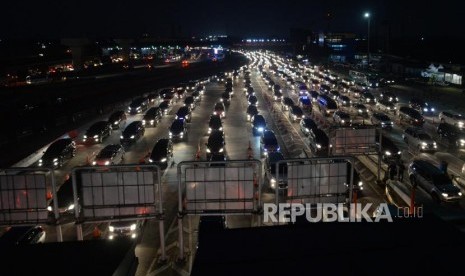 Kendaraan memadati pintu gerbang tol Cikarang Utama, Kabupaten Bekasi, Jawa Barat, Sabtu (22/12) malam.