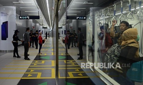 Warga saat menaiki kereta MRT di Stasiun Bundaran HI, Jakarta, Senin (25/3).