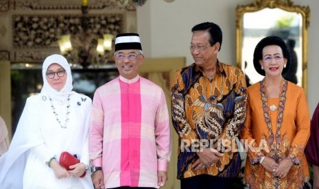 Kunjungan Keraton Yogyakarta. Sri Sultan Hamengku Buwono X (kedua kanan) bersama istri GKR Hemas, Raja Malaysia Sri Paduka Baginda Yang Dipertuan Agong XVI, Sultan Abdullah Ri'ayatauddin Al Mustafa Billah Shah Ibni Almarhum Sultan Haji Ahmad Shah Al-Musta'in Billah (kedua kiri) dan istri Tunku Hajah Azizah Aminah Maimunah Iskandariah binti Almarhum Al-Mutawakkil Alallah Sultan Iskandar Al-Haj berfoto bersama saat pertemuan di Keraton Yogyakarta, Rabu (28/8/2019).