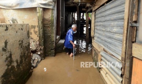 Warga saat membersihkan sisa banjir 