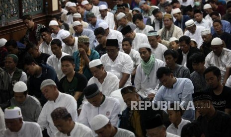 Umat muslim melakukan shalat subuh berjamaah.