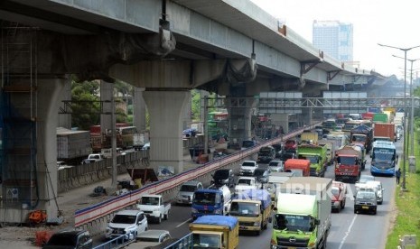 Sejumlah kendaraan melintas di dekat proyek pembangunan jalan tol layang Jakarta-Cikampek di Bekasi, Jawa Barat, Selasa (23/4).