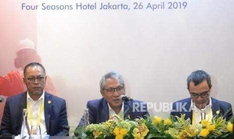 Dirut PGN Gigih Prakoso bersama Direksi memberikan keterangan usai melaksanakan rapat umum pemegang saham (RUPS) Tahun 2019 di Jakarta, Jumat (26/4).