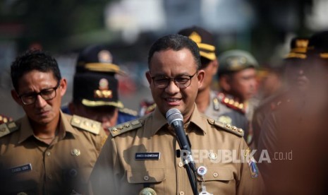 Gubernur DKI Jakarta Anies Baswedan memberikan keterangan kepada media seusai apel Mantap Praja Jaya 2017 di Polda Metro Jaya, Jakarta, Selasa (31/10).