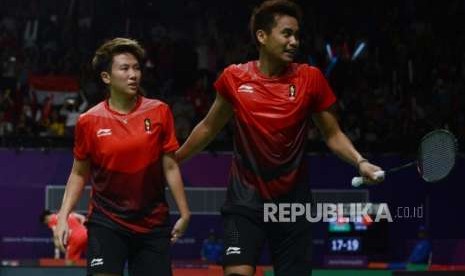 Pebulu Tangkis Indonesia Tontowi Ahmad dan Liliyana Natsir usai menang melawan pebulu tangkis Hongkong Lee Chun Hei Reginald dan Chau Hoi Wa pada babak perempat final cabang olahraga bulu tangkis kategori ganda Asian Games 2018 di Istora Senayan, Jakarta, Sabtu (25/8).