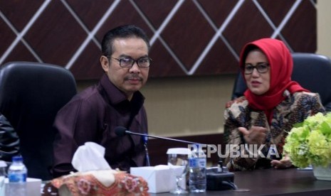 Kepala Badan Kependudukan dan Keluarga Berencana Nasional (BKKBN) Hasto Wardoyo (kiri) bersama Plt Deputi Bidang Pengendalian Penduduk BKKBN Dwi Listyawardani .