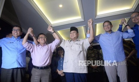 Calon Presiden dan Calon Wakil Presiden nomor urut 02 Prabowo Subianto dan Sandiaga Uno bersama para partai koalisi seusai memberikan keterangan terkait putusan MK tentang perselisihan hasil pemilihan umum (PHPU) Pilpres 2019 di Kertanegara, Jakarta Selatan, Kamis (27/6).