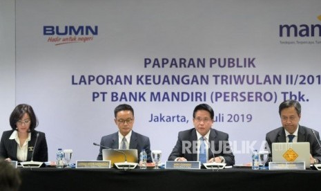 Direktur Hubungan Kelembagaan Bank Mandiri Alexandra Askandar, Direktur Manajemen Risiko Ahmad Siddik Badruddin, Direktur Bisnis dan Jaringan Hery Gunardi dan Direktur Keuangan dan Strategi Bank Mandiri Panji Irawan (dari kiri) menyampaikan paparan kinerja triwulan II-2019 di Jakarta, Rabu (17/7).