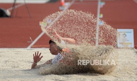 Atlet lompat jauh Indonesia Suwandi Wijaya melakukan lompatan pada final lompat Jauh Putra pada ajang 18th Asian Games Invitation Tournament di Stadion Utama Gelora Bung Karno, Senayan, Senin (12/2).