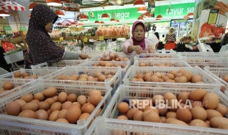 Sejumlah pengunjung memilih telur ayam di sebuah supermarket, di Kota Bandung, Rabu (20/12).