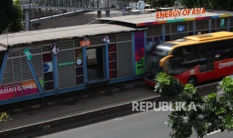 Bus Transjakarta melintas didepan Halte Transjakarta Benhil, Jakarta.