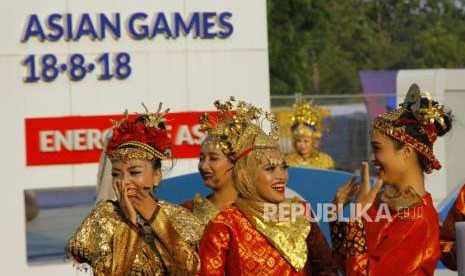 Pakaian Adat Meriahkan Peembukaan. Pendukung acara menggunakan pakaian adat Palembang berfoto sebelum penampilan di Jakabaring Sport Center, Palembang, Sabtu (18/8).