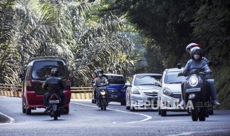 Sejumlah kendaraan pemudik melintas di ruas Jalan Cadas Pangeran, Kabupaten Sumedang, Sabtu (1/6).