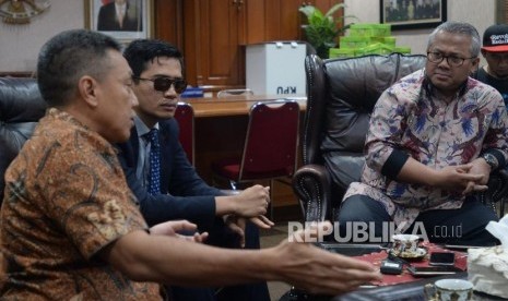 Terima Penasihat Hukum OSO. Ketua KPU Arief Budiman (kanan) menerima Penasehat Hukum Oesman Sapta Odang, Gugum Ridho Putra (tengah) dan Dodi Abdul Kadir, terkait status pencalonan Ketua Umum Partai Hanura Oesman Sapta Odang (OSO) sebagai anggota Dewan Perwakilan Daerah (DPD) Pemilu 2019, di Kantor Pusat KPU, Jakarta, Jumat (30/11).