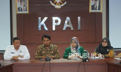 Deputi Pencegahan BNN Irjen Pol Ali Johardi, Ketua KPAI Susanto,  Komisioner KPAI bidang kesehatan dan Napza Siti Hikmawati, Komisioner KPAI bidang anak berhadapan dengan hukum (ABH) Putu Elvina (kiri ke kanan) saat  saat melakukan keterangan kepada media tentang permasalahan narkotika dengan anak di Gedung KPAI, Jakarta,(6/3).