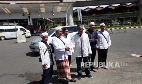 Pendukung Habib Rizieq berfoto bersama saat menunggu kedatangan Habib Rizieq di Bandara Soekarno-Hatta, Tangerang, Banten, Rabu (21/2).